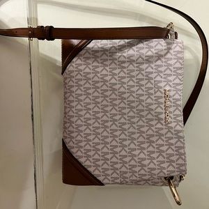 MICHEAL KORS CROSSBODY WITH WALLET.